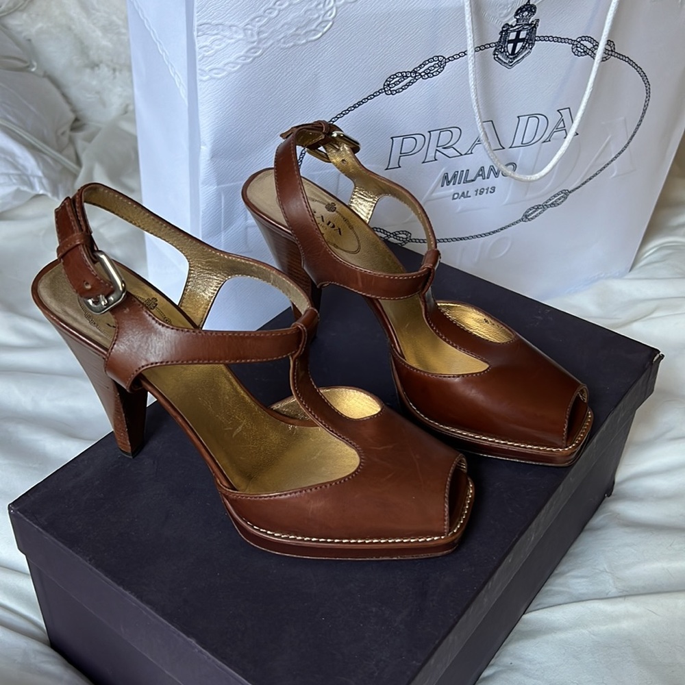 [Vintage] Brown Prada box toe heels